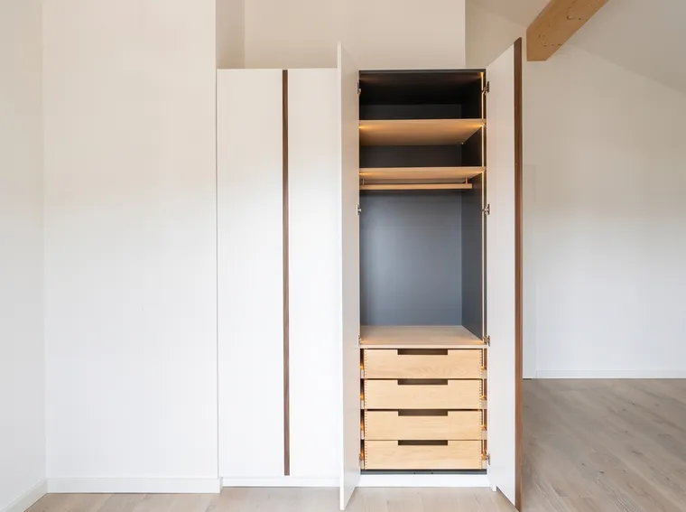 Einbauschrank mit offenem Innenleben